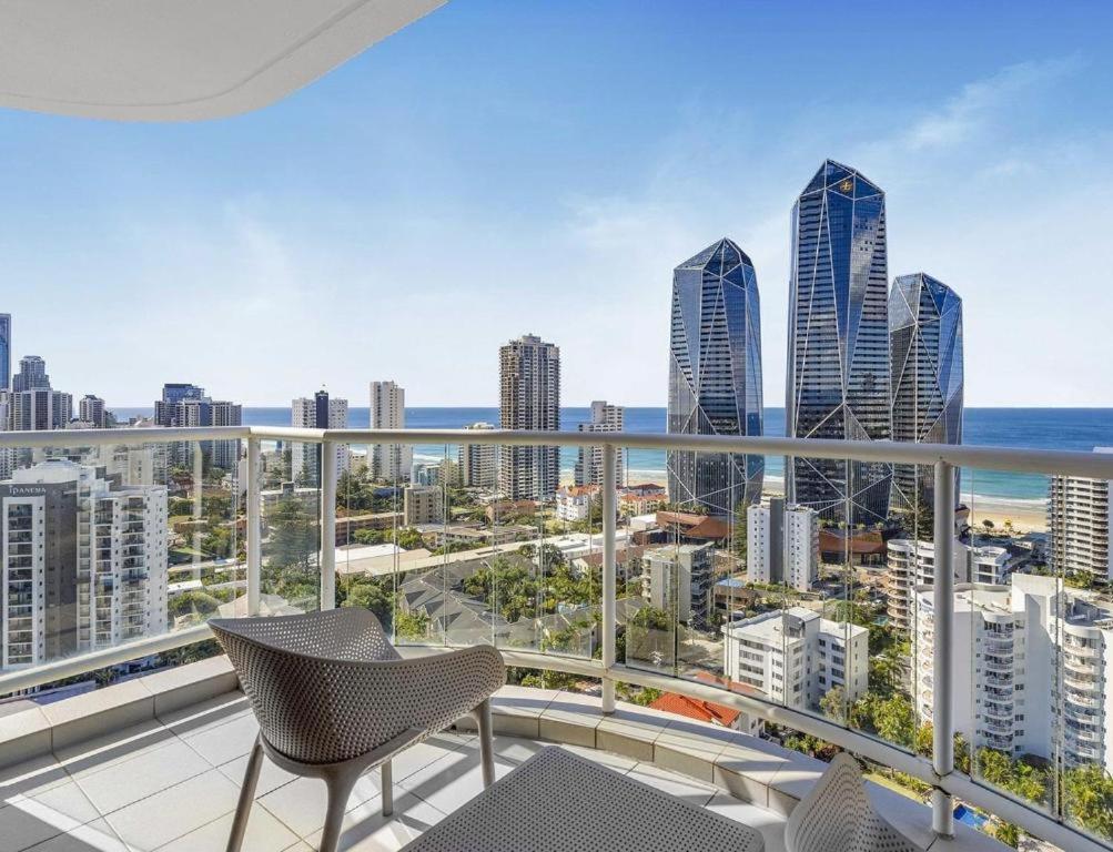 Deluxe Private Apartment And Studio - Ocean Views Gold Coast Bagian luar foto