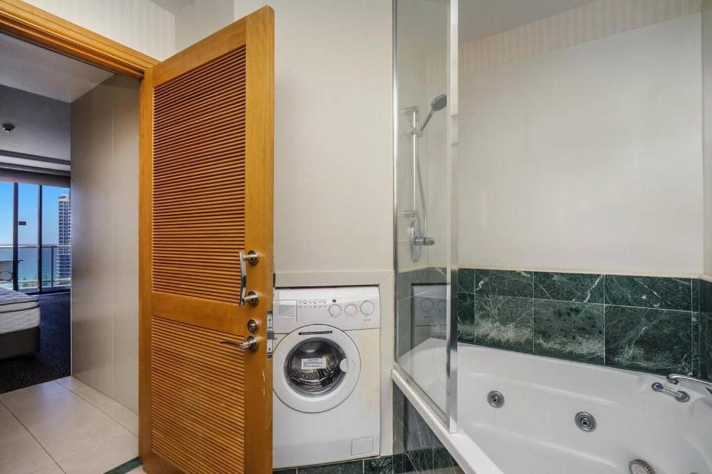 Deluxe Private Apartment And Studio - Ocean Views Gold Coast Bagian luar foto