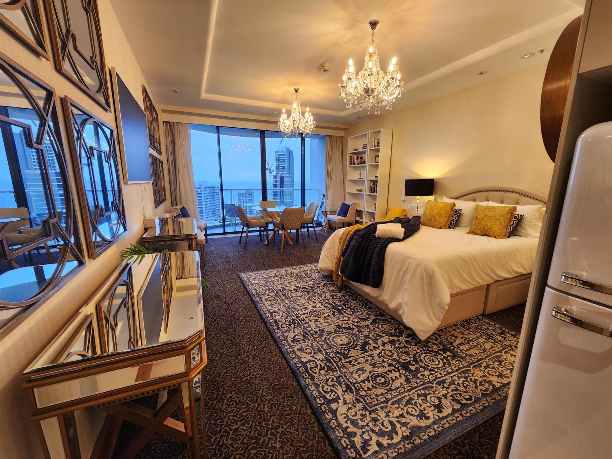 Deluxe Private Apartment And Studio - Ocean Views Gold Coast Bagian luar foto