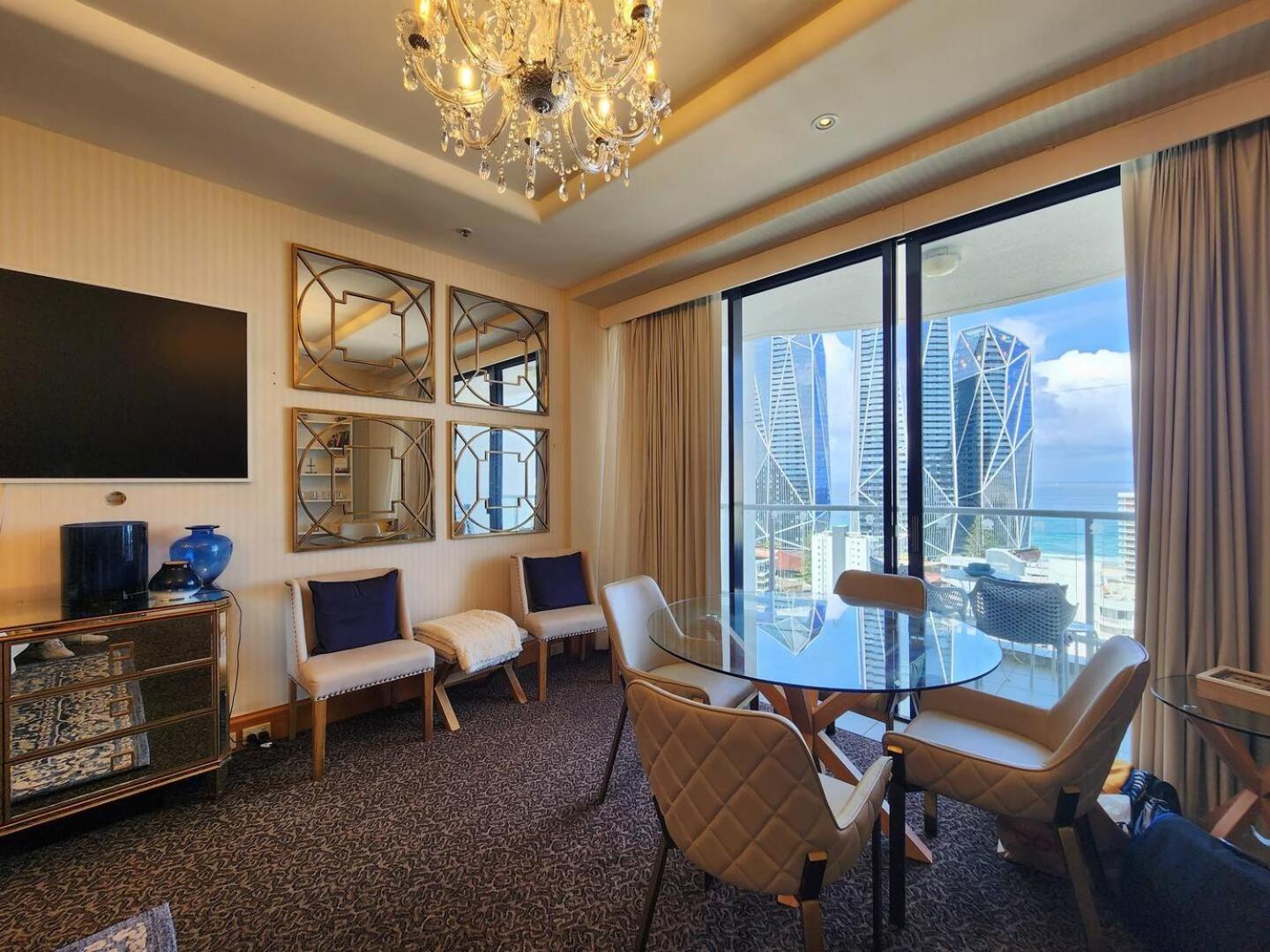 Deluxe Private Apartment And Studio - Ocean Views Gold Coast Bagian luar foto